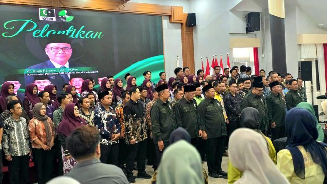 
Pengurus MD KAHMI dan FORHATI Kukar mengikuti pelantikan kepengurusan periode 2026–2031 di Pendopo Odah Etam, Tenggarong, Kamis, 18 Juni 2026. Aulia Rahman Basri dilantik sebagai Koordinator Presidium MD KAHMI Kukar. (Angga/okeborneo.com)