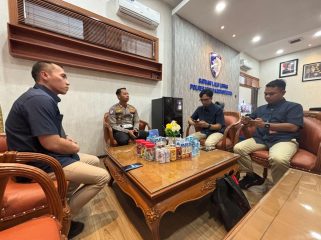 Kasatlantas Polres Kukar AKP Ahmad Fandoli menerima perwakilan IESPA Kukar dalam pembahasan persiapan Kapolres Cup Esports di Kantor Satlantas Polres Kukar. Turnamen Mobile Legends ini menjadi seleksi awal tim Kukar menuju Kapolda Cup Kalimantan Timur. (Istimewa)