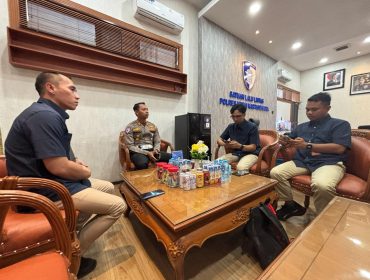 Kasatlantas Polres Kukar AKP Ahmad Fandoli menerima perwakilan IESPA Kukar dalam pembahasan persiapan Kapolres Cup Esports di Kantor Satlantas Polres Kukar. Turnamen Mobile Legends ini menjadi seleksi awal tim Kukar menuju Kapolda Cup Kalimantan Timur. (Istimewa)