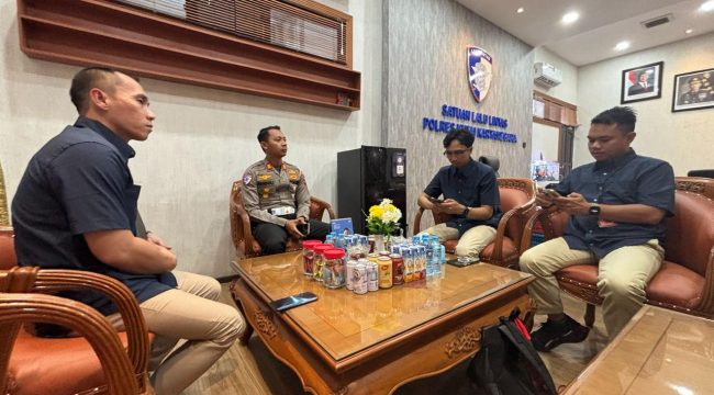 Kasatlantas Polres Kukar AKP Ahmad Fandoli menerima perwakilan IESPA Kukar dalam pembahasan persiapan Kapolres Cup Esports di Kantor Satlantas Polres Kukar. Turnamen Mobile Legends ini menjadi seleksi awal tim Kukar menuju Kapolda Cup Kalimantan Timur. (Istimewa)