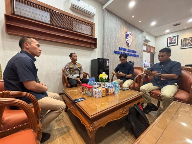 
Kasatlantas Polres Kukar AKP Ahmad Fandoli menerima perwakilan IESPA Kukar dalam pembahasan persiapan Kapolres Cup Esports di Kantor Satlantas Polres Kukar. Turnamen Mobile Legends ini menjadi seleksi awal tim Kukar menuju Kapolda Cup Kalimantan Timur. (Istimewa)