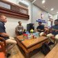 Kasatlantas Polres Kukar AKP Ahmad Fandoli menerima perwakilan IESPA Kukar dalam pembahasan persiapan Kapolres Cup Esports di Kantor Satlantas Polres Kukar. Turnamen Mobile Legends ini menjadi seleksi awal tim Kukar menuju Kapolda Cup Kalimantan Timur. (Istimewa)