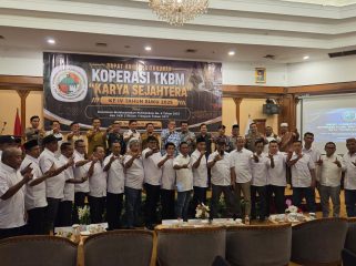 Pengurus dan anggota Koperasi TKBM Karya Sejahtera Pelabuhan Kuala Samboja berfoto bersama dalam Rapat Anggota Tahunan Tahun Buku 2025 di Hotel Grand Elty Singgasana, Tenggarong, Selasa, 30 Juni 2026. (Angga/okeborneo.com)