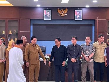 Rapat dengar pendapat DPRD Kukar bersama Koperasi Bangun Karya Bersinar Loleng dan sejumlah OPD terkait membahas pengembangan pabrik pakan ternak dan pakan ikan di Kota Bangun, Senin, 22 Juni 2026. (angga/okeborneo.com)