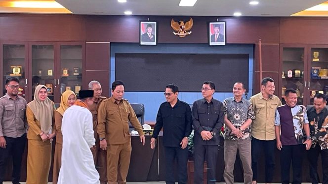 
Rapat dengar pendapat DPRD Kukar bersama Koperasi Bangun Karya Bersinar Loleng dan sejumlah OPD terkait membahas pengembangan pabrik pakan ternak dan pakan ikan di Kota Bangun, Senin, 22 Juni 2026. (angga/okeborneo.com)