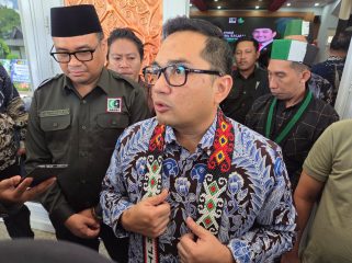 Ketua Komisi II DPR RI, Muhammad Rifqinizamy Karsayuda, saat diwawancarai awak media usai menghadiri pelantikan MD KAHMI Kukar di Pendopo Bupati Kukar, Kamis, 18 Juni 2026. Rifqinizamy menyoroti persoalan lahan warga di kawasan Tahura Samboja Barat yang berkaitan dengan delineasi IKN. (Angga/okeborneo.com)