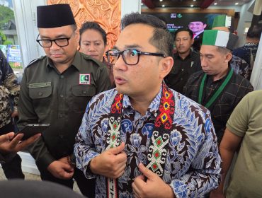 Ketua Komisi II DPR RI, Muhammad Rifqinizamy Karsayuda, saat diwawancarai awak media usai menghadiri pelantikan MD KAHMI Kukar di Pendopo Bupati Kukar, Kamis, 18 Juni 2026. Rifqinizamy menyoroti persoalan lahan warga di kawasan Tahura Samboja Barat yang berkaitan dengan delineasi IKN. (Angga/okeborneo.com)