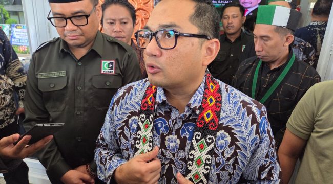 Ketua Komisi II DPR RI, Muhammad Rifqinizamy Karsayuda, saat diwawancarai awak media usai menghadiri pelantikan MD KAHMI Kukar di Pendopo Bupati Kukar, Kamis, 18 Juni 2026. Rifqinizamy menyoroti persoalan lahan warga di kawasan Tahura Samboja Barat yang berkaitan dengan delineasi IKN. (Angga/okeborneo.com)