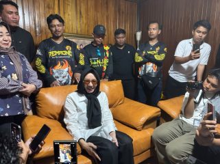 Rita Widyasari berbincang dengan sejumlah warga dan awak media saat kembali ke Tenggarong, Kutai Kartanegara. (Angga/okeborneo.com)