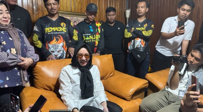 Rita Widyasari berbincang dengan sejumlah warga dan awak media saat kembali ke Tenggarong, Kutai Kartanegara. (Angga/okeborneo.com)
