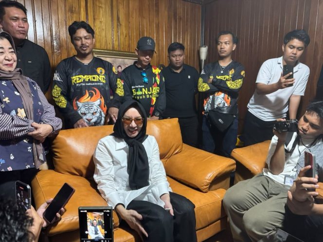 
Rita Widyasari berbincang dengan sejumlah warga dan awak media saat kembali ke Tenggarong, Kutai Kartanegara. (Angga/okeborneo.com)
