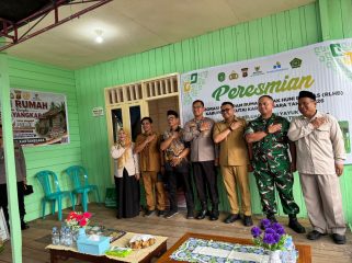 Bupati Kukar Aulia Rahman Basri, Kapolres Kukar AKBP Khairul Basyar, dan perwakilan Baznas Kukar berfoto bersama usai penyerahan hasil renovasi rumah tak layak huni di Gang Beringin Dua, Kelurahan Loa Ipu, Senin, 29 Juni 2026. (Angga/okeborneo.com)