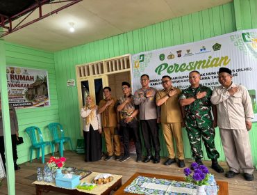 Bupati Kukar Aulia Rahman Basri, Kapolres Kukar AKBP Khairul Basyar, dan perwakilan Baznas Kukar berfoto bersama usai penyerahan hasil renovasi rumah tak layak huni di Gang Beringin Dua, Kelurahan Loa Ipu, Senin, 29 Juni 2026. (Angga/okeborneo.com)