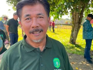 Sekretaris Daerah Kukar, Sunggono, memberikan keterangan kepada awak media usai menghadiri Peringatan Hari Lingkungan Hidup Sedunia 2026 di kawasan Pujasera Tenggarong, Kamis, 25 Juni 2026. Sunggono menegaskan pemeriksaannya oleh KPK hanya dalam kapasitas sebagai saksi. (Istimewa)