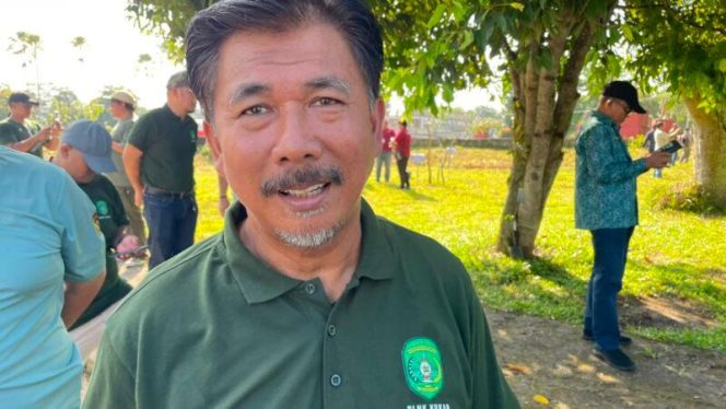 
Sekretaris Daerah Kukar, Sunggono, memberikan keterangan kepada awak media usai menghadiri Peringatan Hari Lingkungan Hidup Sedunia 2026 di kawasan Pujasera Tenggarong, Kamis, 25 Juni 2026. Sunggono menegaskan pemeriksaannya oleh KPK hanya dalam kapasitas sebagai saksi. (Istimewa)