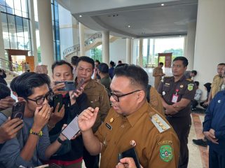 Bupati Kukar Aulia Rahman Basri saat diwawancarai usai peluncuran Program RT-Ku Terbaik, Selasa, 23 Juni 2026. Aulia mengingatkan ketua RT agar teliti dalam mengelola dana program dan memastikan dokumen pencairan sesuai dengan dana yang diterima. (Angga/OkeBorneo.com)