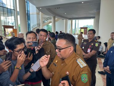 Bupati Kukar Aulia Rahman Basri saat diwawancarai usai peluncuran Program RT-Ku Terbaik, Selasa, 23 Juni 2026. Aulia mengingatkan ketua RT agar teliti dalam mengelola dana program dan memastikan dokumen pencairan sesuai dengan dana yang diterima. (Angga/OkeBorneo.com)