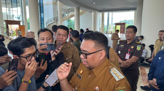 Bupati Kukar Aulia Rahman Basri saat diwawancarai usai peluncuran Program RT-Ku Terbaik, Selasa, 23 Juni 2026. Aulia mengingatkan ketua RT agar teliti dalam mengelola dana program dan memastikan dokumen pencairan sesuai dengan dana yang diterima. (Angga/OkeBorneo.com)