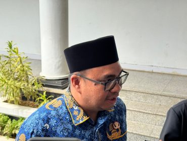 Bupati Kukar Aulia Rahman Basri saat memberikan keterangan kepada awak media. Aulia menyebut Pemkab Kukar mewaspadai potensi penurunan DBH batu bara akibat penyesuaian RKAB perusahaan tambang. (angga/okeborneo.com)