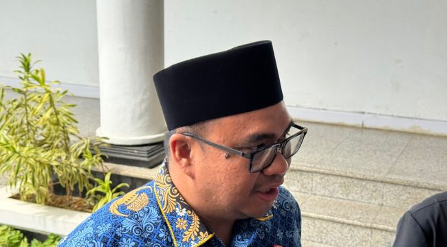 Bupati Kukar Aulia Rahman Basri saat memberikan keterangan kepada awak media. Aulia menyebut Pemkab Kukar mewaspadai potensi penurunan DBH batu bara akibat penyesuaian RKAB perusahaan tambang. (angga/okeborneo.com)