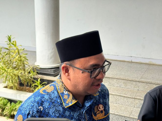 
Bupati Kukar Aulia Rahman Basri saat memberikan keterangan kepada awak media. Aulia menyebut Pemkab Kukar mewaspadai potensi penurunan DBH batu bara akibat penyesuaian RKAB perusahaan tambang. (angga/okeborneo.com)