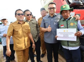 Bupati Kutai Kartanegara Aulia Rahman Basri menyerahkan bantuan alat dan mesin pertanian kepada Brigade Pangan di Desa Semangko, Kecamatan Marangkayu. (Istimewa)