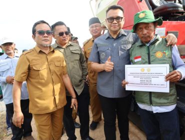Bupati Kutai Kartanegara Aulia Rahman Basri menyerahkan bantuan alat dan mesin pertanian kepada Brigade Pangan di Desa Semangko, Kecamatan Marangkayu. (Istimewa)