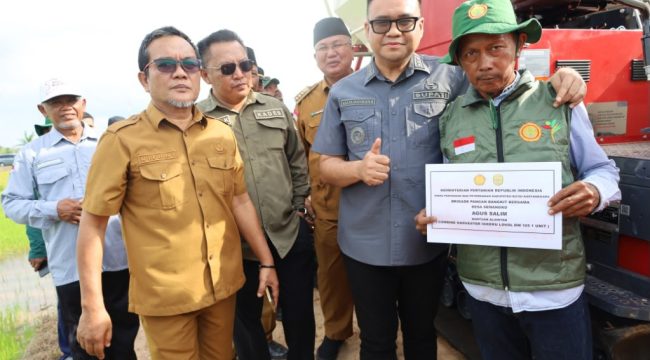Bupati Kutai Kartanegara Aulia Rahman Basri menyerahkan bantuan alat dan mesin pertanian kepada Brigade Pangan di Desa Semangko, Kecamatan Marangkayu. (Istimewa)