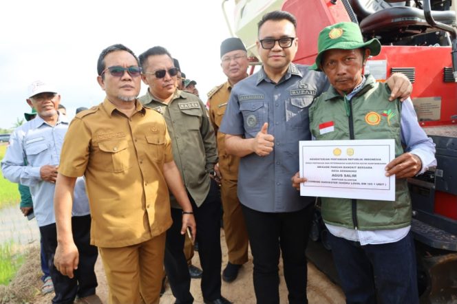 
Bupati Kutai Kartanegara Aulia Rahman Basri menyerahkan bantuan alat dan mesin pertanian kepada Brigade Pangan di Desa Semangko, Kecamatan Marangkayu. (Istimewa)