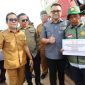 Bupati Kutai Kartanegara Aulia Rahman Basri menyerahkan bantuan alat dan mesin pertanian kepada Brigade Pangan di Desa Semangko, Kecamatan Marangkayu. (Istimewa)