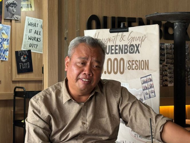 
Didi Tarsidi, orang tua calon peserta didik, saat menyampaikan keluhan terkait proses SPMB jalur prestasi di SMPN 1 Tenggarong. Ia meminta dasar penilaian dalam sistem seleksi dijelaskan secara transparan. (Angga/okeborneo.com)
