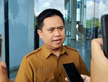 Pelaksana Tugas Kepala Disnakertrans Kukar, Dendy Irwan Fahriza, menjelaskan langkah integrasi data pencari kerja dan perusahaan ke dalam Aplikasi Kukar Siap Kerja. (angga/okeborneo.com)