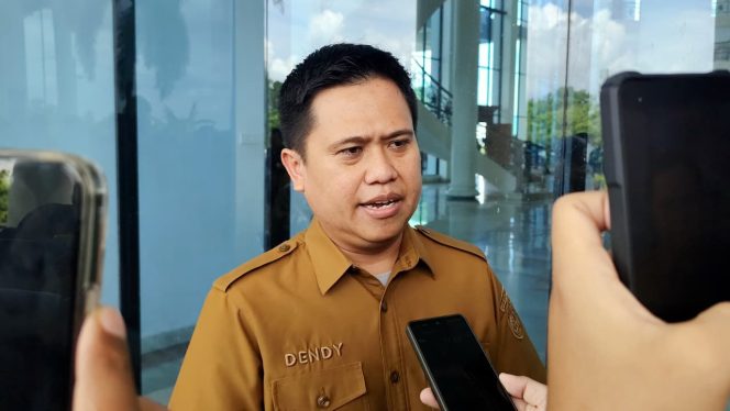 
Pelaksana Tugas Kepala Disnakertrans Kukar, Dendy Irwan Fahriza, menjelaskan langkah integrasi data pencari kerja dan perusahaan ke dalam Aplikasi Kukar Siap Kerja. (angga/okeborneo.com)