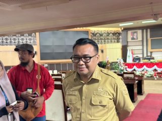 Bupati Kukar Aulia Rahman Basri memberikan keterangan kepada awak media. Aulia memastikan temuan BPK terkait dugaan pembayaran honor tidak wajar akan ditindaklanjuti melalui Inspektorat dan mekanisme TPTGR. (Angga/okeborneo.com)