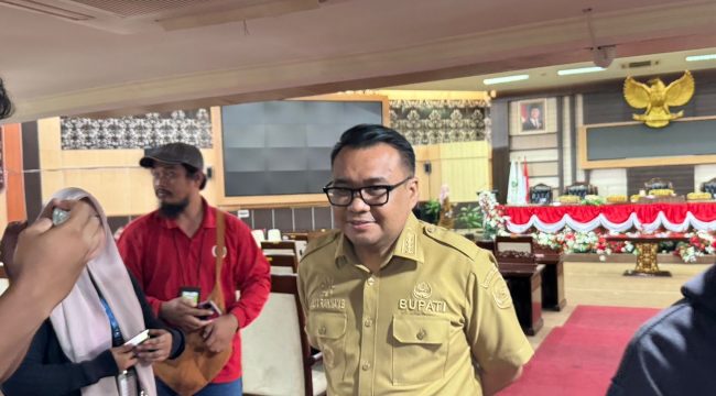 Bupati Kukar Aulia Rahman Basri memberikan keterangan kepada awak media. Aulia memastikan temuan BPK terkait dugaan pembayaran honor tidak wajar akan ditindaklanjuti melalui Inspektorat dan mekanisme TPTGR. (Angga/okeborneo.com)