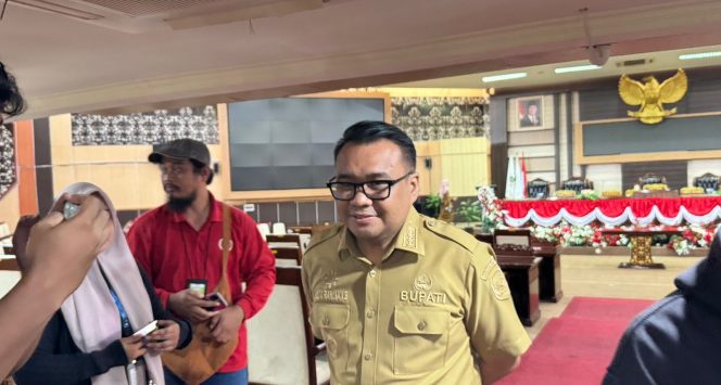 
Bupati Kukar Aulia Rahman Basri memberikan keterangan kepada awak media. Aulia memastikan temuan BPK terkait dugaan pembayaran honor tidak wajar akan ditindaklanjuti melalui Inspektorat dan mekanisme TPTGR. (Angga/okeborneo.com)