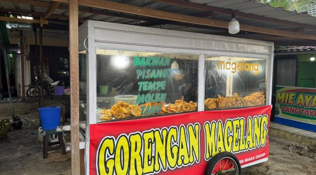 Penjual gorengan di Tenggarong. (Angga/okeborneo.com)