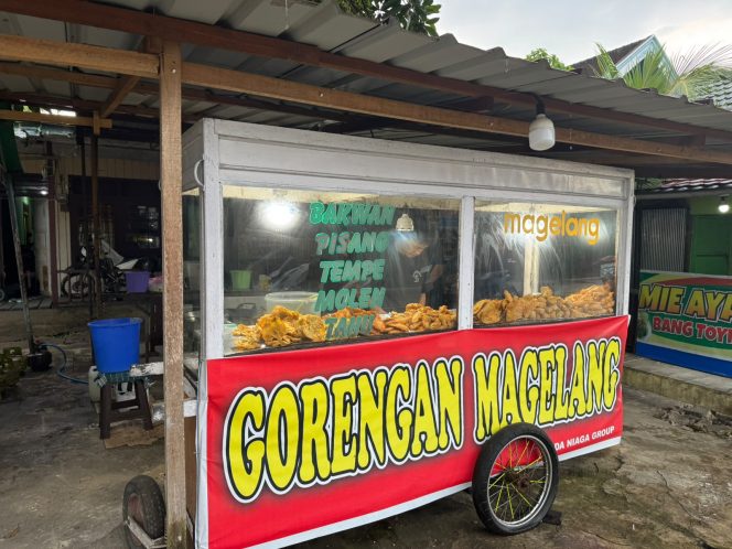 
Penjual gorengan di Tenggarong. (Angga/okeborneo.com)