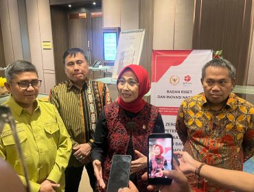 Ketua Komisi X DPR RI Hetifah Sjaifudian bersama perwakilan Unmul, BRIN, dan BRIDA Kaltim seusai seminar zero waste peternakan di Samarinda, Sabtu (6/6/2026). (pep/okeborneo.com)