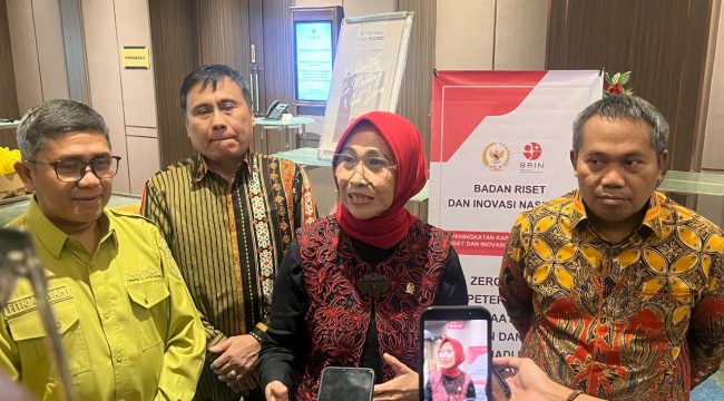 Ketua Komisi X DPR RI Hetifah Sjaifudian bersama perwakilan Unmul, BRIN, dan BRIDA Kaltim seusai seminar zero waste peternakan di Samarinda, Sabtu (6/6/2026). (pep/okeborneo.com)