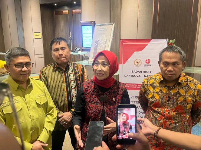 
Ketua Komisi X DPR RI Hetifah Sjaifudian bersama perwakilan Unmul, BRIN, dan BRIDA Kaltim seusai seminar zero waste peternakan di Samarinda, Sabtu (6/6/2026). (pep/okeborneo.com)