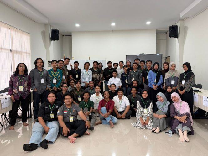 
Foto bersama peserta LK II HMI Cabang Kukar bersama Arief Rosyid Hasan. (Istimewa)
