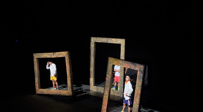 Pertunjukan Teater MetaKarsa dengan tema kegelisahan sosial dalam balutan Mamanda modern di Taman Ladang Budaya, Tenggarong. (Angga/okeborneo.com)