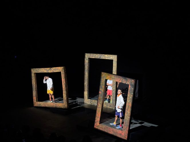 
Pertunjukan Teater MetaKarsa dengan tema kegelisahan sosial dalam balutan Mamanda modern di Taman Ladang Budaya, Tenggarong. (Angga/okeborneo.com)