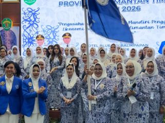 Penyerahan pataka IWAPI kepada Ernawaty Gafar dalam Musyawarah Daerah II IWAPI Kaltim di Hotel Blue Sky Balikpapan, Kamis, 25 Juni 2026. Ernawaty kembali terpilih memimpin DPD IWAPI Kaltim periode 2026–2031. (Istimewa)
