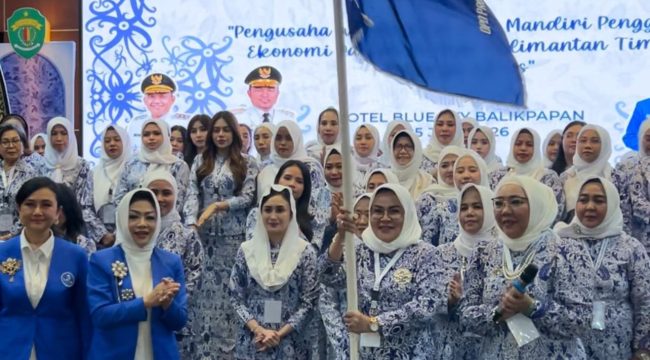 Penyerahan pataka IWAPI kepada Ernawaty Gafar dalam Musyawarah Daerah II IWAPI Kaltim di Hotel Blue Sky Balikpapan, Kamis, 25 Juni 2026. Ernawaty kembali terpilih memimpin DPD IWAPI Kaltim periode 2026–2031. (Istimewa)