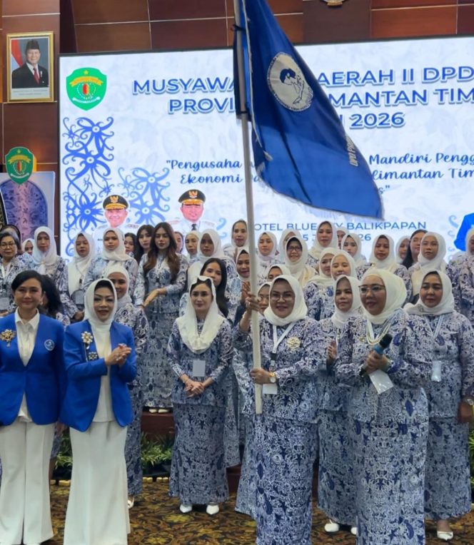 
Penyerahan pataka IWAPI kepada Ernawaty Gafar dalam Musyawarah Daerah II IWAPI Kaltim di Hotel Blue Sky Balikpapan, Kamis, 25 Juni 2026. Ernawaty kembali terpilih memimpin DPD IWAPI Kaltim periode 2026–2031. (Istimewa)