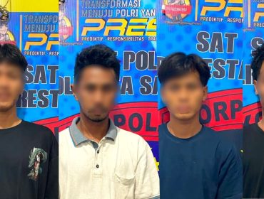 Empat terduga pelaku pengeroyokan ABK TB Mahakam Indah diamankan Satpolairud Polresta Samarinda. Polisi menyebut peristiwa itu terjadi di perairan Sungai Mahakam, kawasan Harapan Baru, Samarinda, Senin, 29 Juni 2026. (Istimewa)