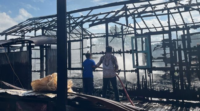 Rumah kayu di Jalan Syahran, RT 3, Desa Segihan, Kecamatan Sebulu, ludes terbakar, Rabu (3/6/2026). (Doc. Redkar Segihan)