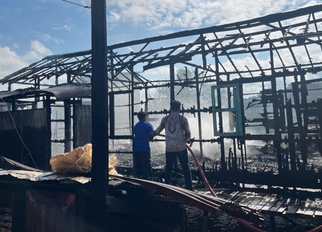 
Rumah kayu di Jalan Syahran, RT 3, Desa Segihan, Kecamatan Sebulu, ludes terbakar, Rabu (3/6/2026). (Doc. Redkar Segihan)